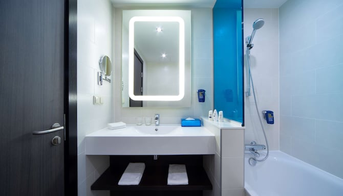 Park Inn by Radisson Riga Valdemara - Superior Room bathroom