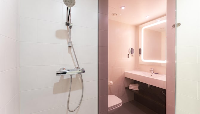 Park Inn by Radisson Riga Valdemara - Standard Room Bathroom