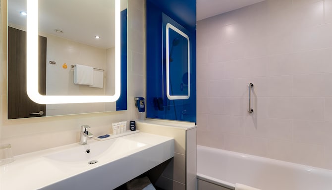 Park Inn by Radisson Riga Valdemara - Superior Room Bathroom