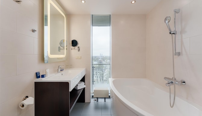 Park Inn by Radisson Riga Valdemara - Superior Room king balcony Bathroom