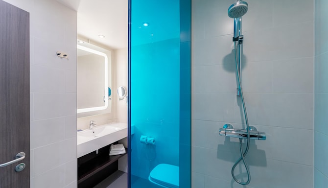 Park Inn by Radisson Riga Valdemara - Standard Room Balcony Bathroom