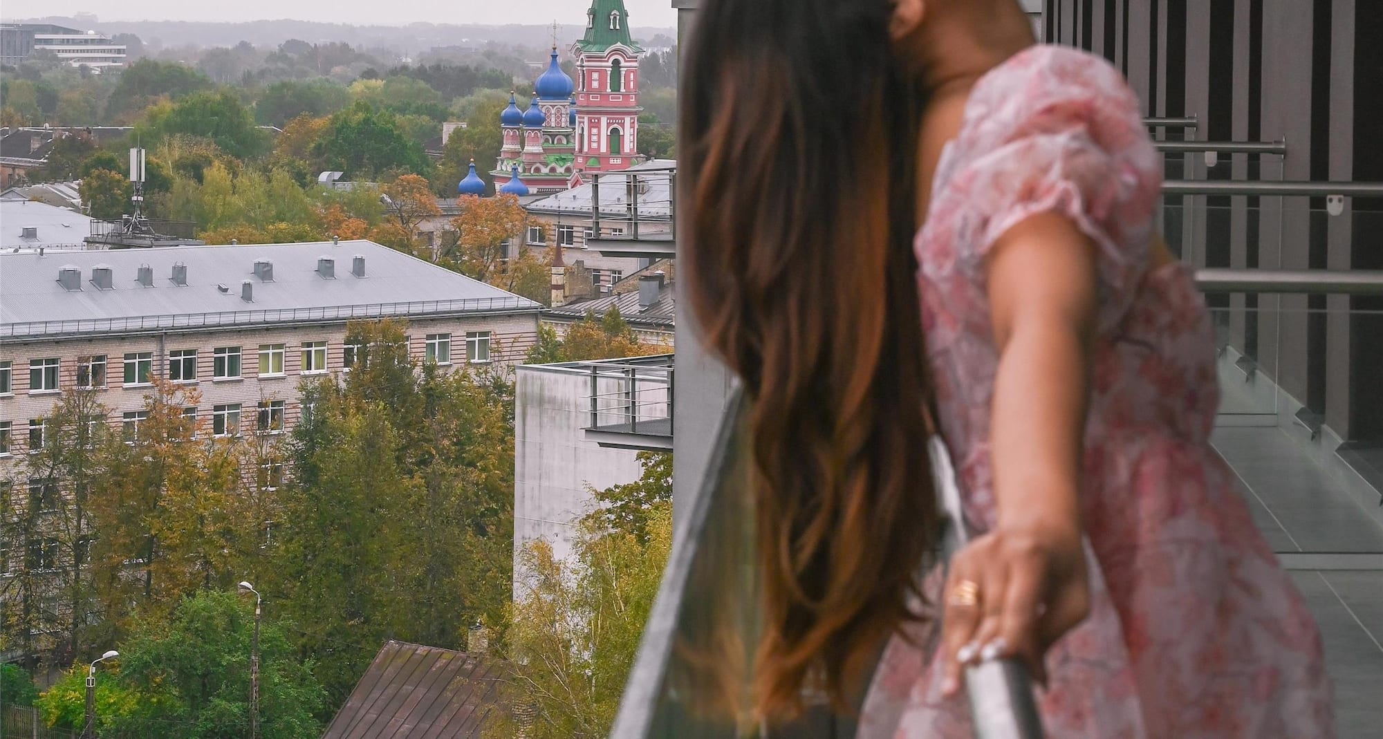 Park Inn by Radisson Riga Valdemara - Lifestyle girl on balcony