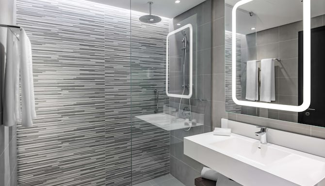 Park Inn by Radisson Riyadh - Guest room bathroom