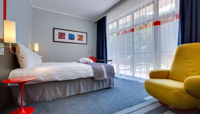 Park Inn by Radisson Rosa Khutor — спальня в номере Family