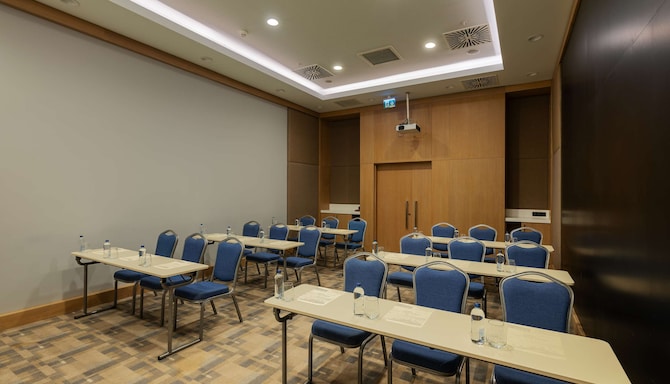 قاعة الاجتماعات 4