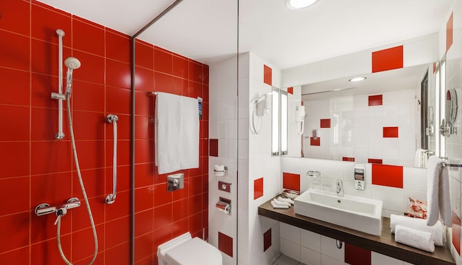 Park Inn by Radisson Sarvar Resort & Spa - Standard Room bathroom