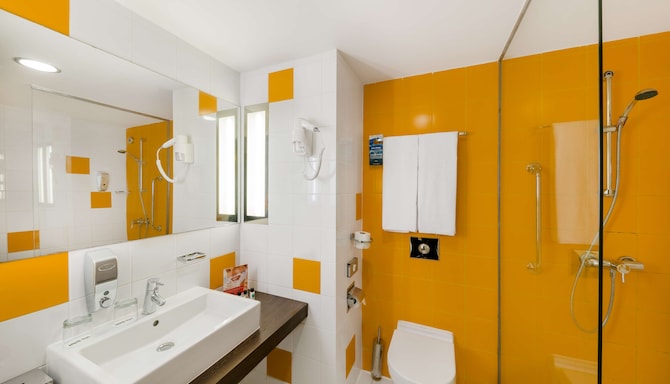 Park Inn by Radisson Sarvar Resort & Spa - Standard Room bathroom