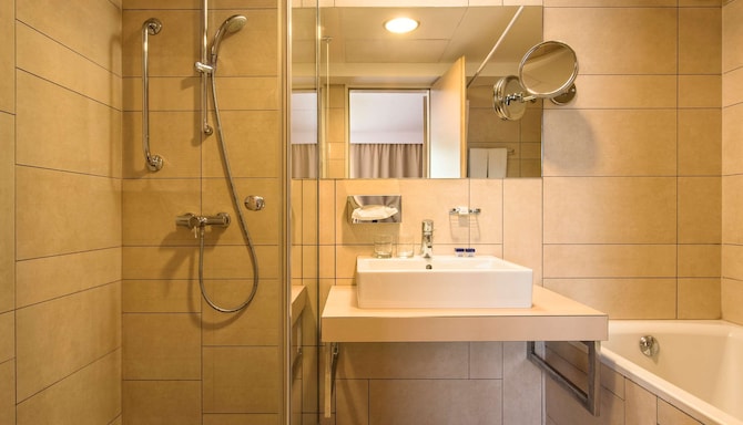 Park Inn By Radisson Sarvar Resort & Spa - Suite Bathroom
