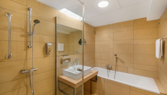 Park Inn by Radisson Sarvar Resort & Spa - Suite Bathroom