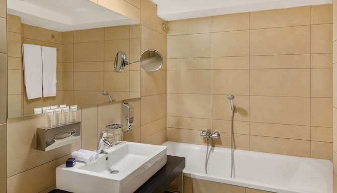 Park Inn by Radisson Sarvar Resort & Spa - Superior Suite bathroom