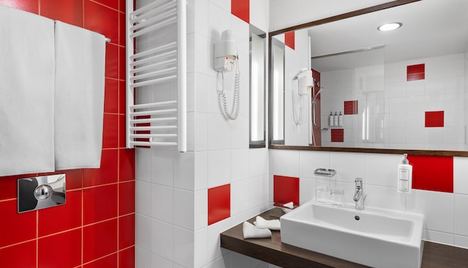 Park Inn by Radisson Sarvar Resort & Spa - One Bedroom Suite Bath