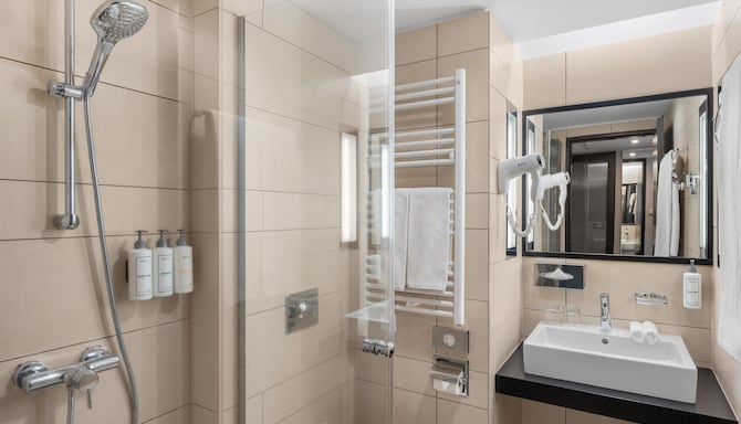 Park Inn by Radisson Sarvar Resort & Spa - Suite Bath