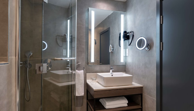 Park Inn by Radisson Serviced Apartments, Lagos Victoria Island - Premium Room bathroom