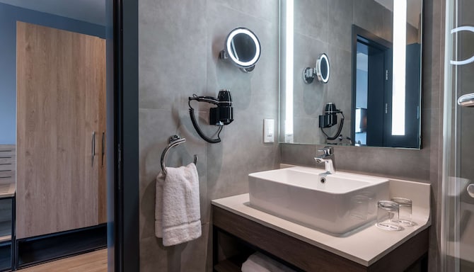 Park Inn by Radisson Serviced Apartments, Lagos Victoria Island - One Bedroom Apartment Bathroom