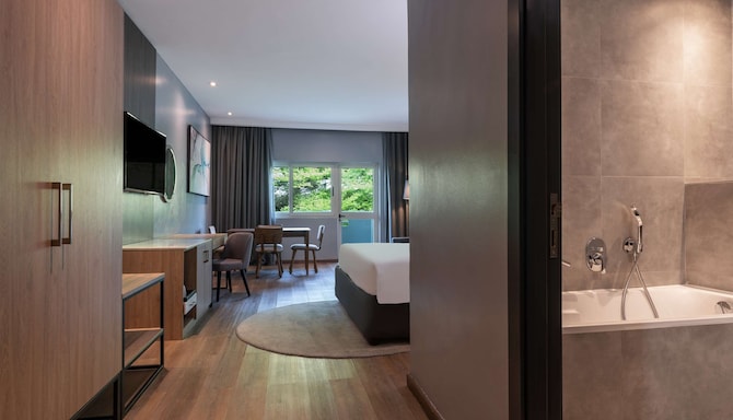 Park Inn by Radisson Serviced Apartments, Lagos Victoria Island - Premium Room with balcony