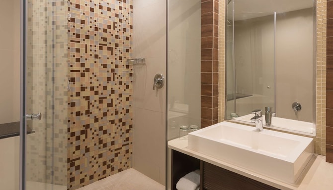 Park Inn by Radisson Serviced Apartments, Lagos Victoria Island - Guest room bathroom