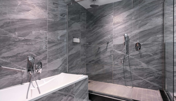 Park Inn by Radisson Serviced Apartments, Lagos Victoria Island - Executive Suite Bathroom