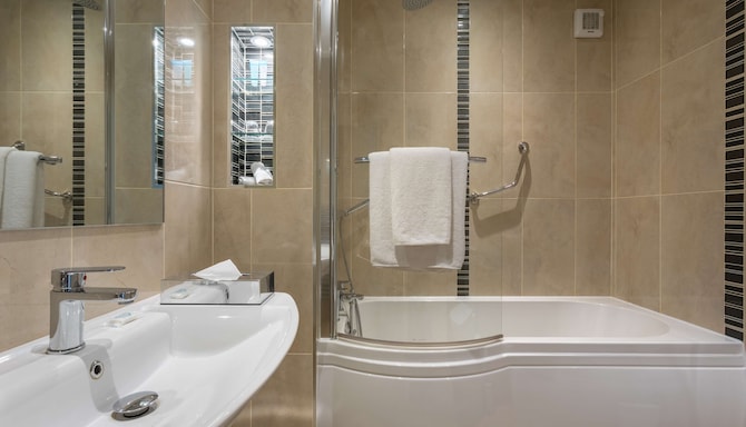 Park Inn By Radisson Shannon Airport - Guest room bathroom