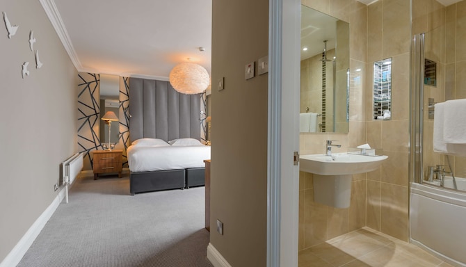 Park Inn by Radisson Shannon Airport - Suite bedroom and ensuite