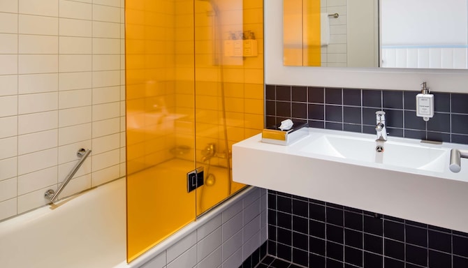 Park Inn by Radisson Stuttgart - Bathroom