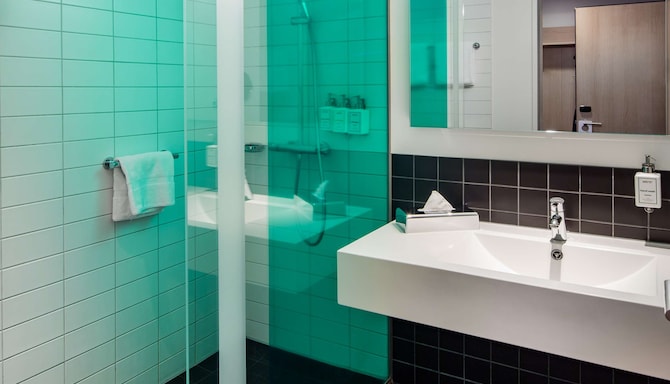 Park Inn by Radisson Stuttgart - Bathroom Shower