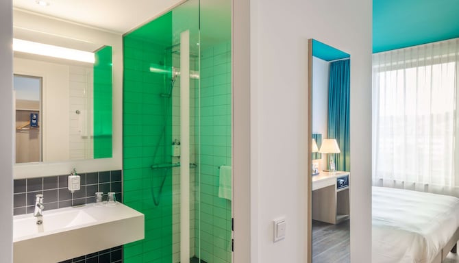 Park Inn by Radisson Stuttgart - Superior Room - High Floor Bathroom
