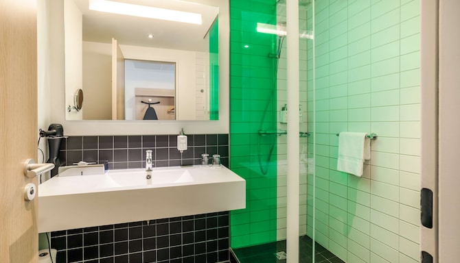 Park Inn by Radisson Stuttgart - Superior Room - High Floor Bathroom