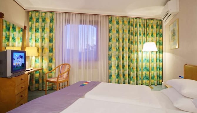 Park Inn by Radisson, Veliky Novgorod - Suite Bedroom