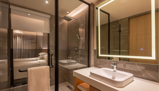 Park Inn by Radisson Vellore - Superior Room bathroom