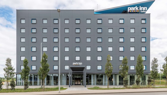 Park Inn by Radisson Vilnius Airport Hotel and Business Centre - hotel facade