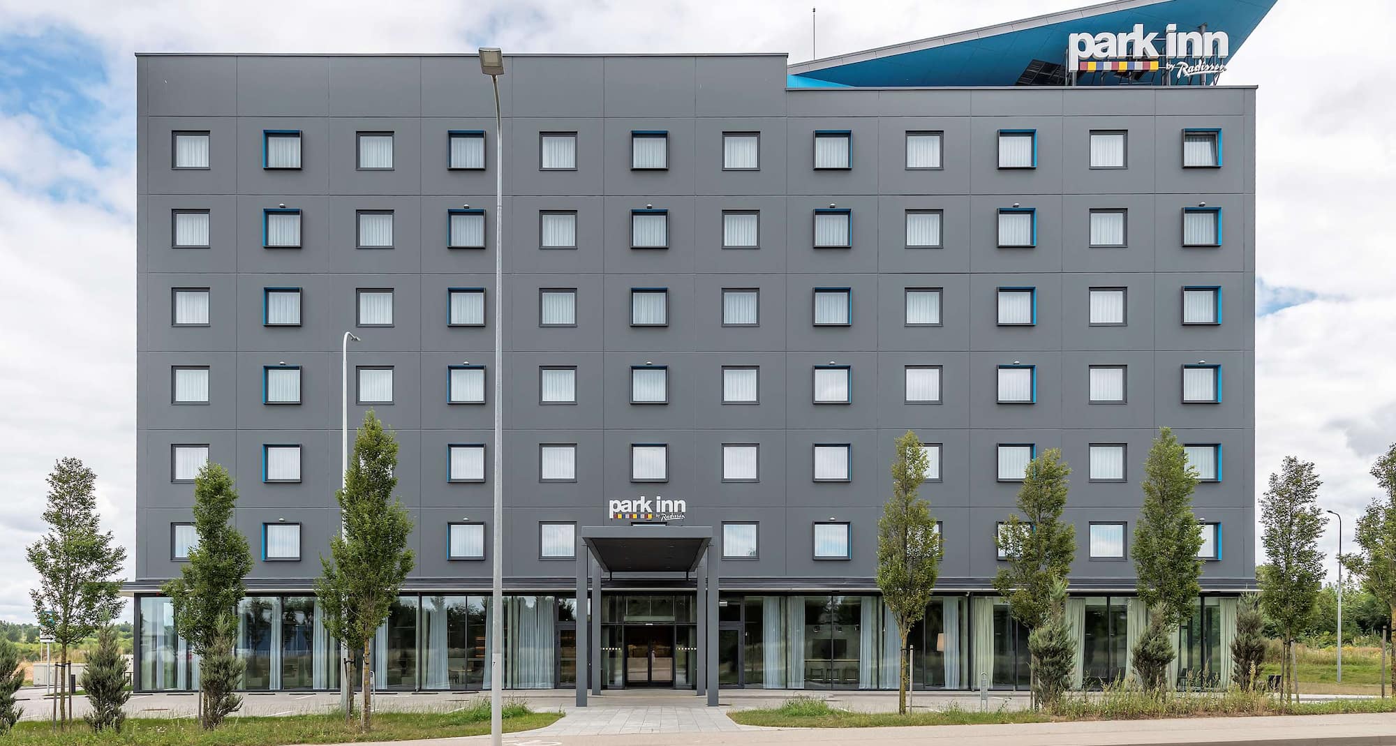 Park Inn by Radisson Vilnius Airport Hotel and Business Centre - hotel facade