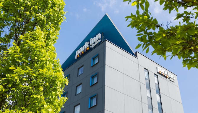 Park Inn by Radisson Vilnius Airport Hotel and Conference Centre - Hotel facade
