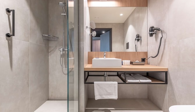 Park Inn by Radisson Vilnius Airport Hotel and Conference Centre - Guest room bathroom