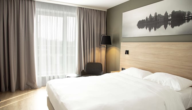 Park Inn by Radisson Vilnius Airport Hotel and Conference Centre - Superior Room bed