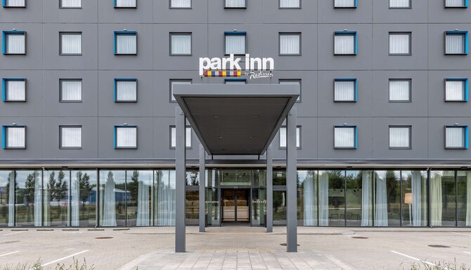 Park Inn by Radisson Vilnius Airport Hotel & Business Centre - Hotel facade