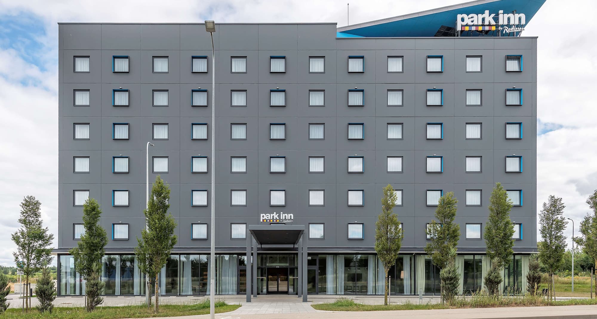 Park Inn by Radisson Vilnius Airport Hotel & Business Centre - hotel facade