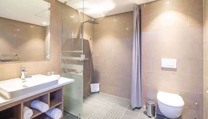 Park Inn by Radisson Wismar - Bad im Gästezimmer