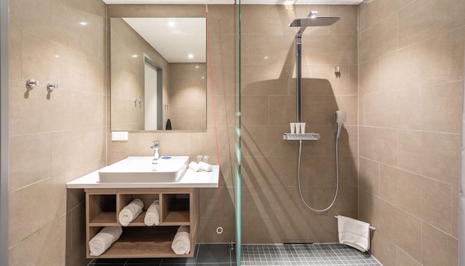 Park Inn by Radisson Wismar - Bad im Gästezimmer