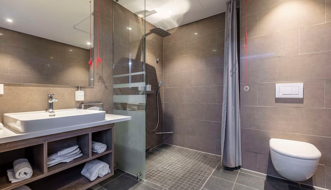 Park Inn by Radisson Wismar - Bad im Gästezimmer