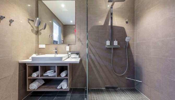 Park Inn by Radisson Wismar - Bad im Gästezimmer