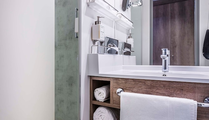Park Inn by Radisson Wismar - Bad im Gästezimmer