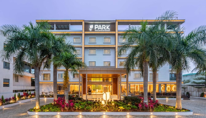 Park Inn and Suites by Radisson Bengaluru Yelahanka - Exterior