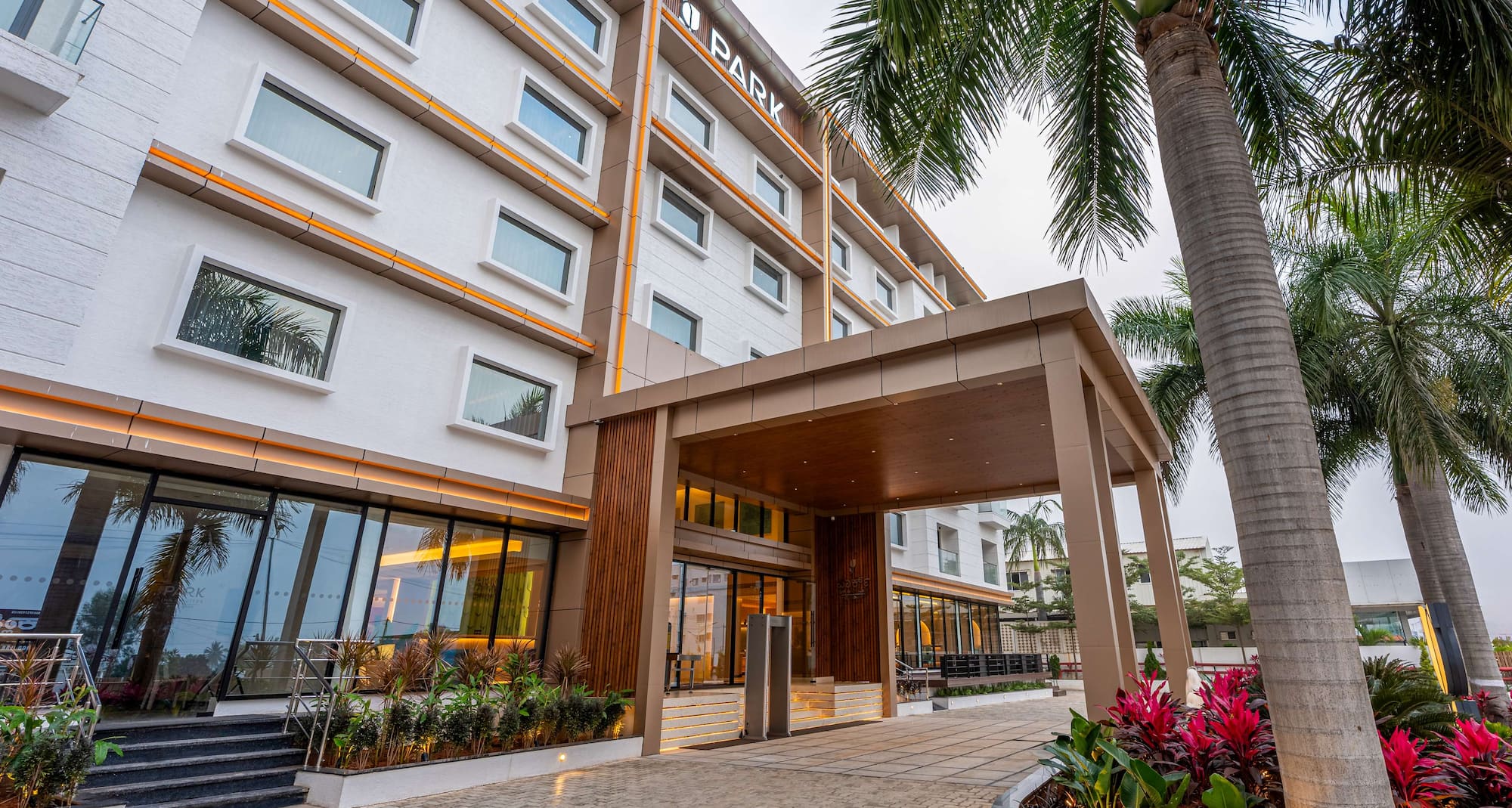 Park Inn & Suites by Radisson Bengaluru Yelahanka - Exterior