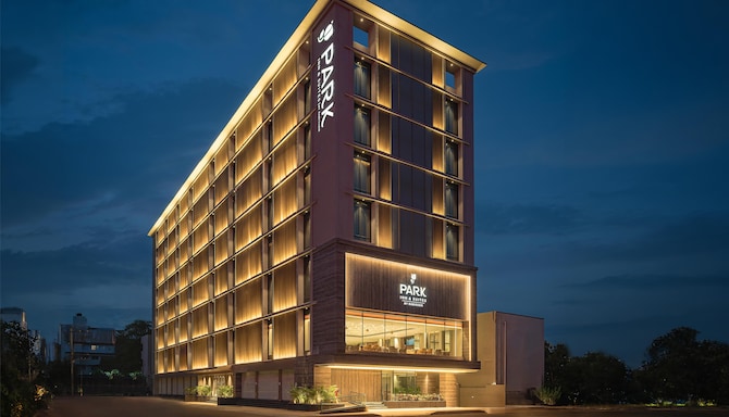 Park Inn & Suites By Radisson Rajkot - Facade Evening