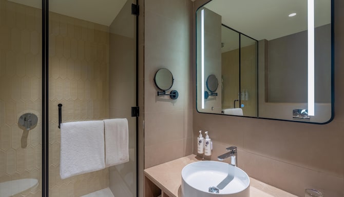 Park Inn & Suites By Radisson Rajkot - Executive Bathroom