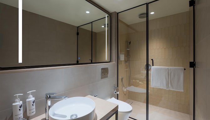 Park Inn & Suites By Radisson Rajkot - Deluxe Bathroom