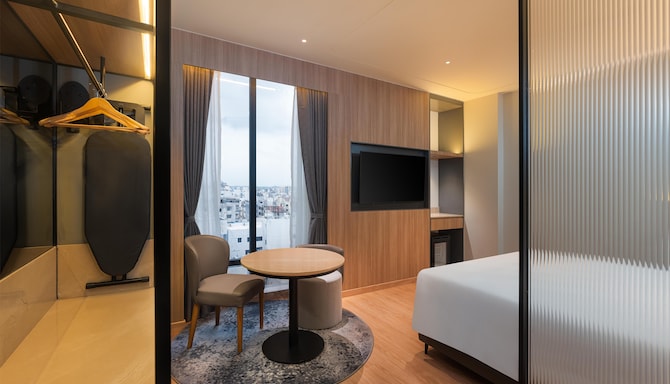 Park Inn & Suites By Radisson Rajkot - Deluxe Guestroom