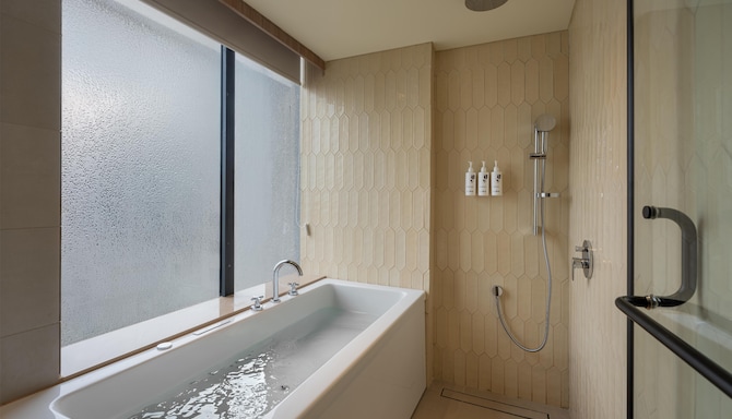 Park Inn & Suites By Radisson Rajkot - Rajkot Suite Bathtub