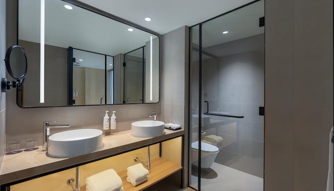 Park Inn & Suites By Radisson Rajkot - Rajkot Suite Bathroom