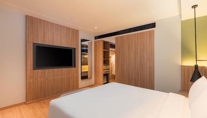 Park Inn & Suites By Radisson Rajkot - Rajkot Suite Guestroom